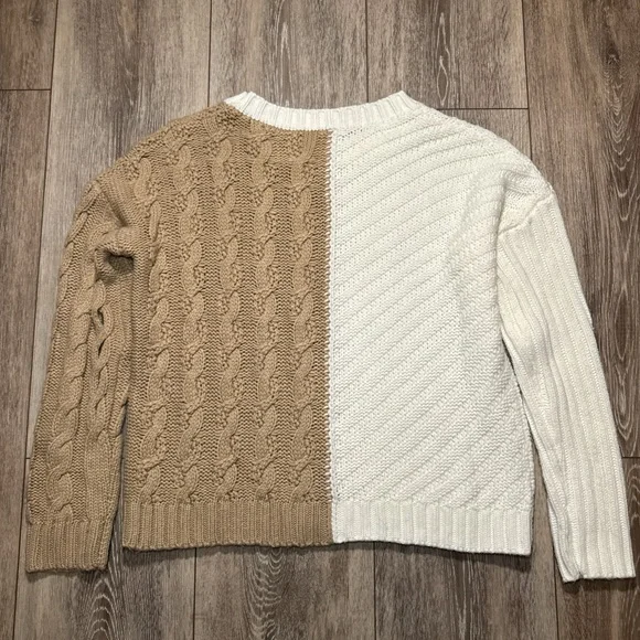 Elegant Two-Tone Cable Knit Sweater - Picture 2 of 3